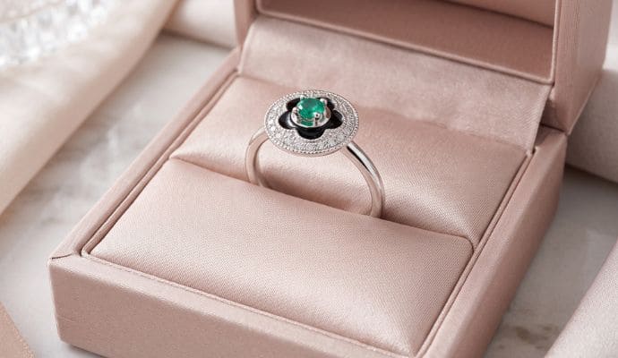 Natural emerald ring in white gold with black enamel and diamond halo