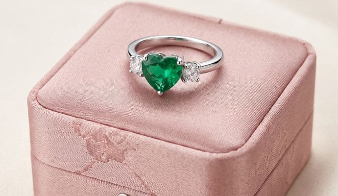 Natural heart-shaped emerald engagement ring in white gold with diamonds
